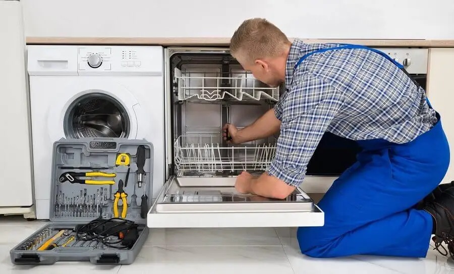 Polatlı Liebherr servisi teknisyen ekibi beyaz eşya tamiri yaparken